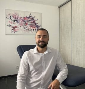 Rémi Tabard : Expert en Réflexologie Plantaire Thérapeutique Rémi Tabard, spécialiste en réflexologie plantaire thérapeutique, dans son cabinet, offrant des soins et des formations pour professionnels de santé.